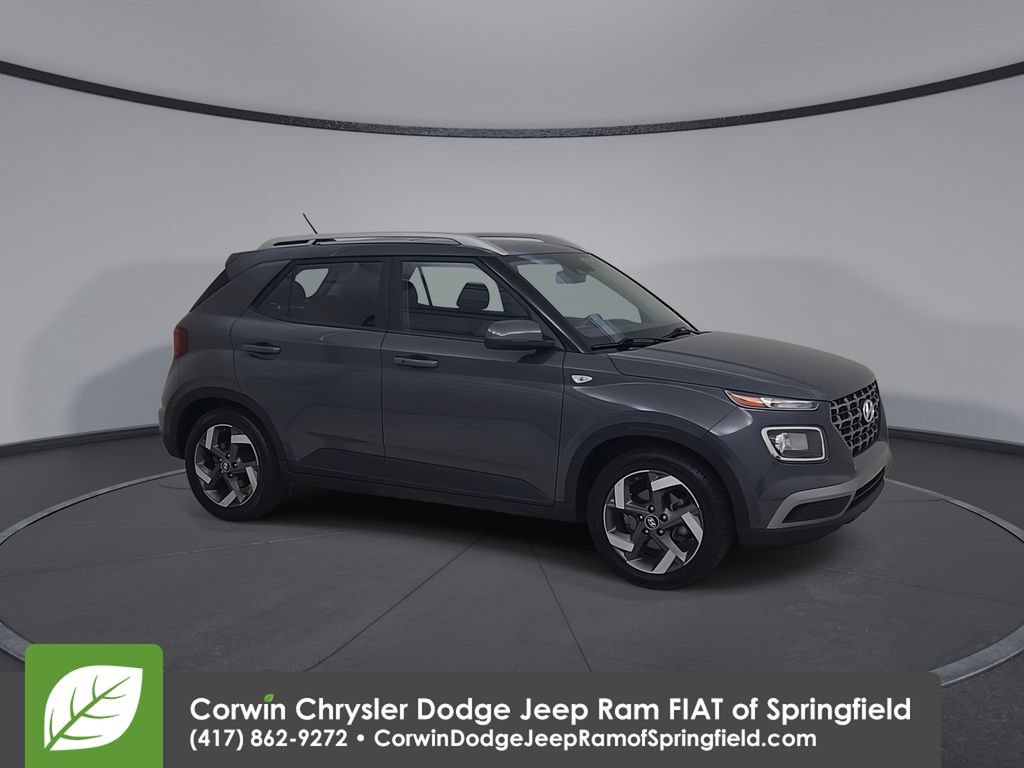 Used 2025 Hyundai Venue SEL FWD image 2