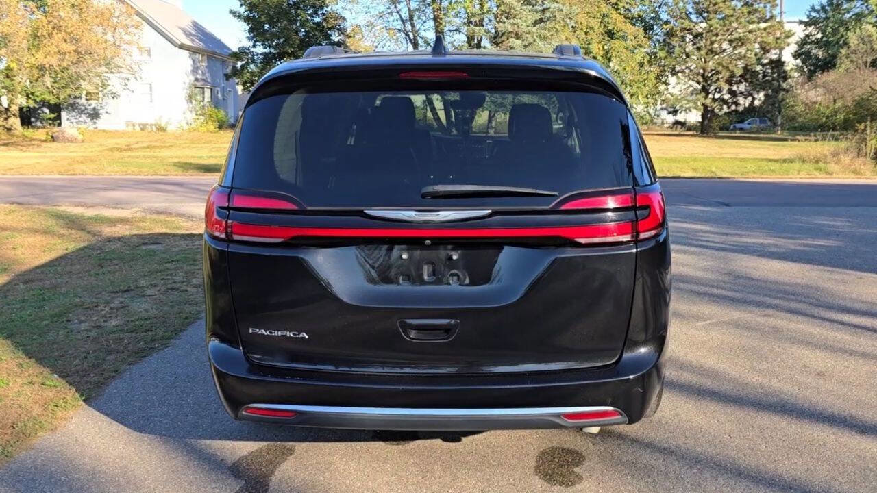 Used 2022 Chrysler Pacifica Touring-L image 4