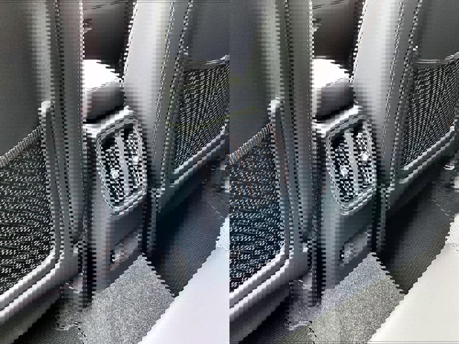 Used 2023 Volvo XC40 Recharge Plus image 38