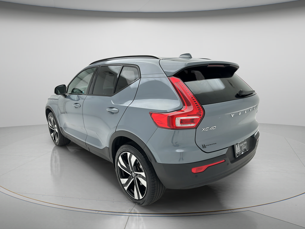 Used 2023 Volvo XC40 B5 Plus w/ Climate Package AWD/4WD image 4