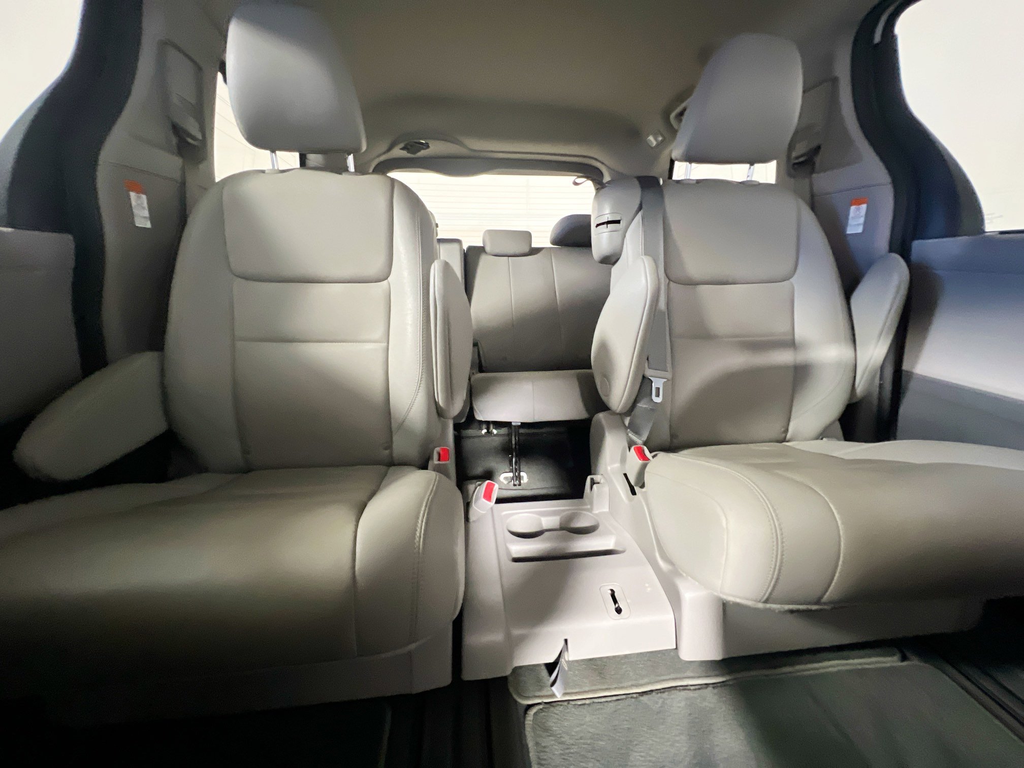 Used 2020 Toyota Sienna XLE image 32