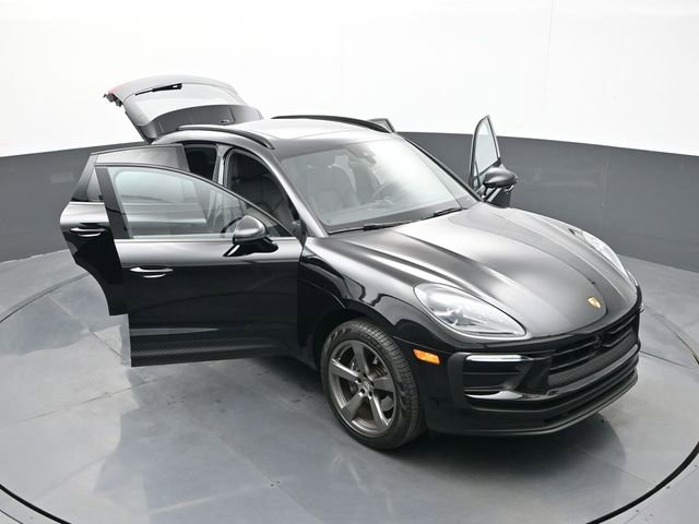Certified 2025 Porsche Macan AWD/4WD image 33