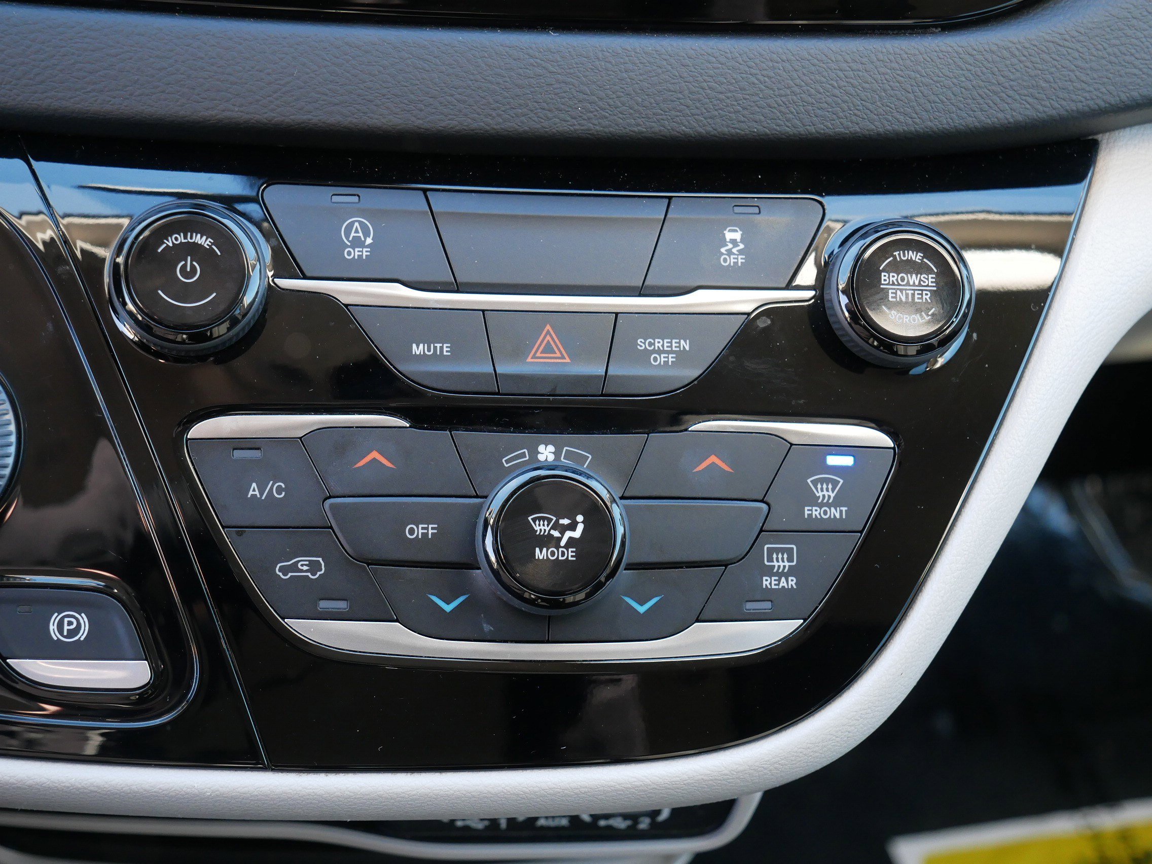 Used 2022 Chrysler Voyager LX image 23