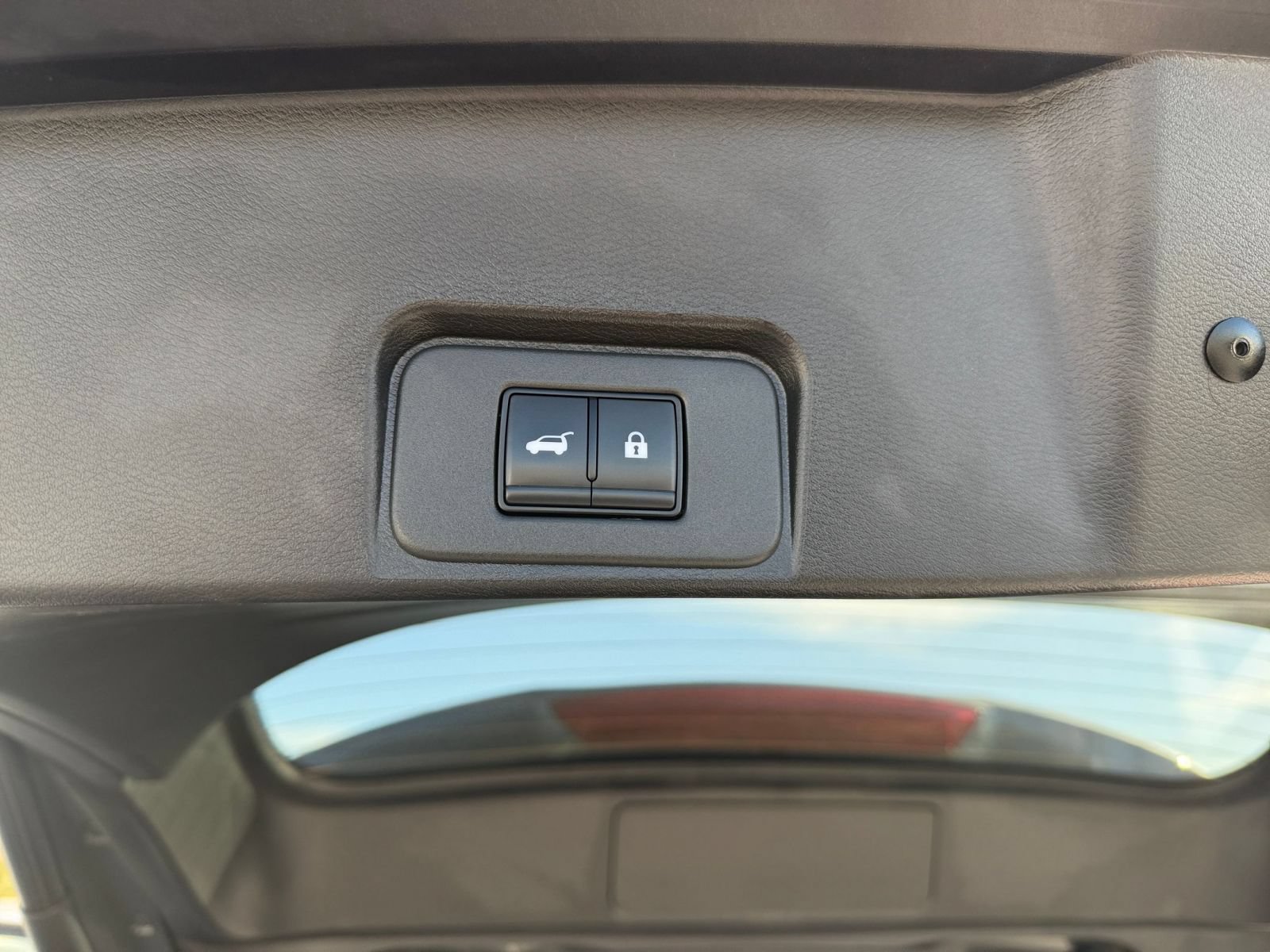 Used 2025 Nissan Rogue SV image 23