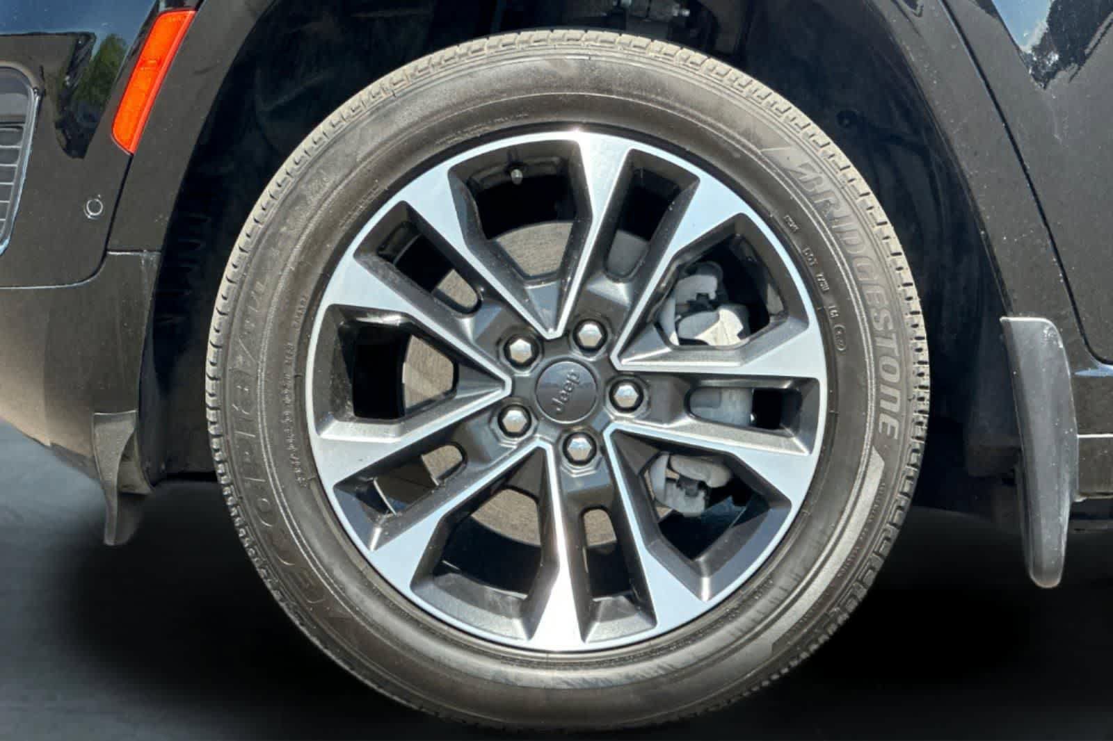 Certified 2022 Jeep Grand Cherokee Overland w/ MOPAR Finishing Package AWD/4WD image 31