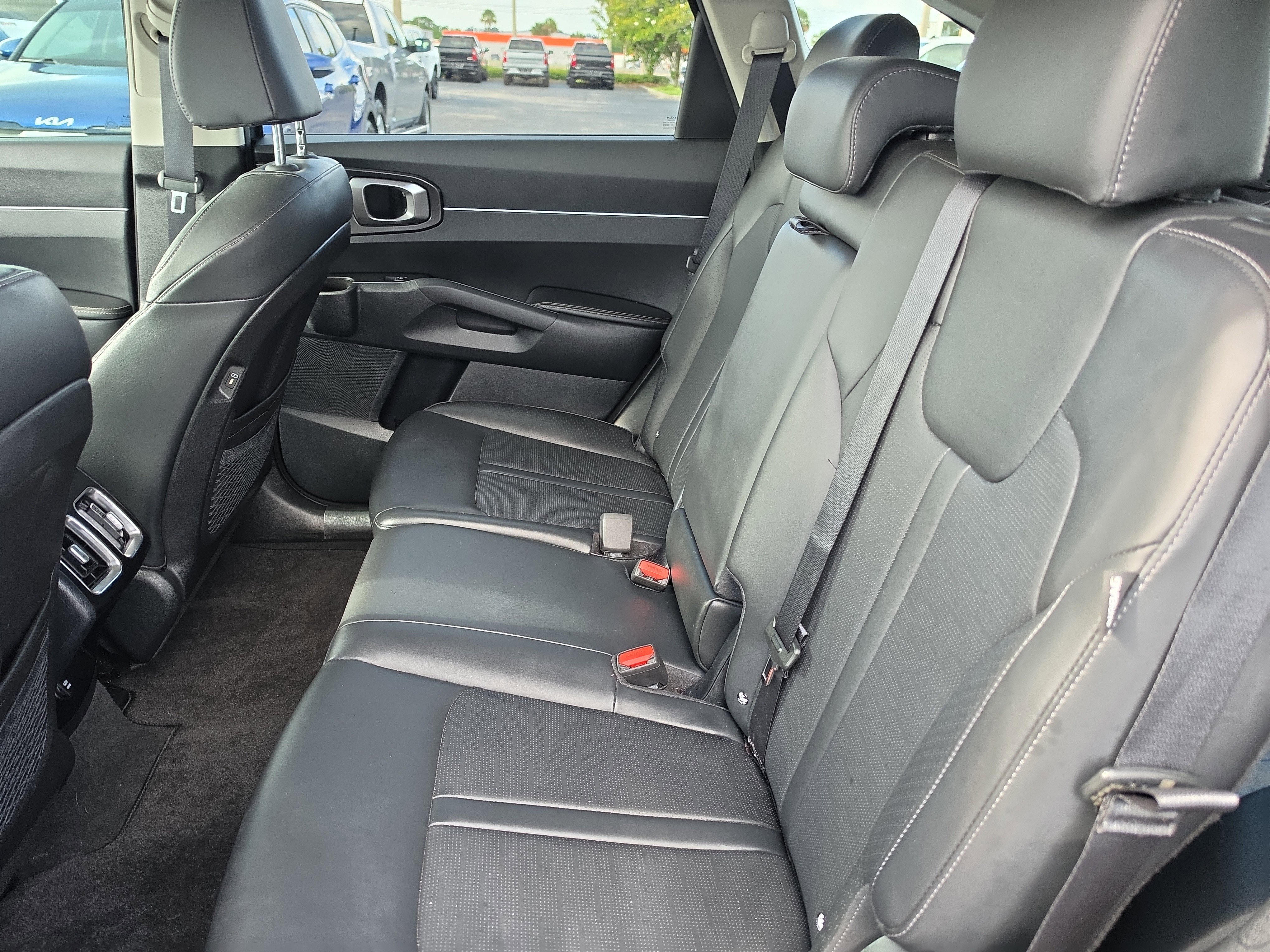Used 2024 Kia Sorento S FWD image 11