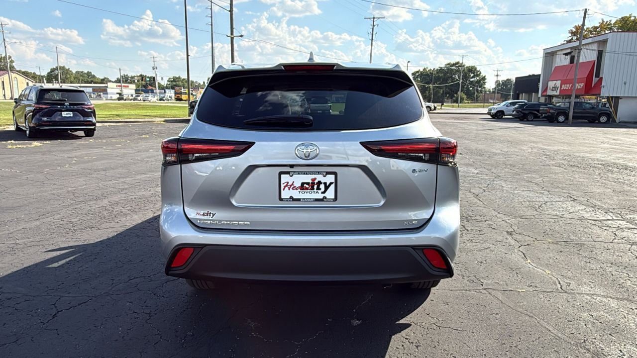New 2025 Toyota Highlander XLE image 6