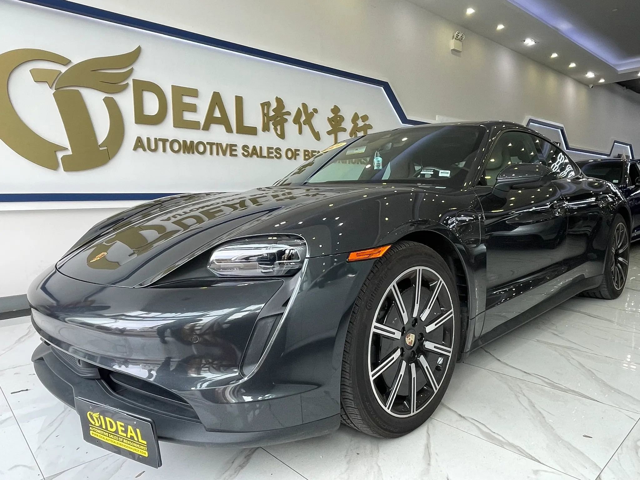 Used 2021 Porsche Taycan RWD image 3