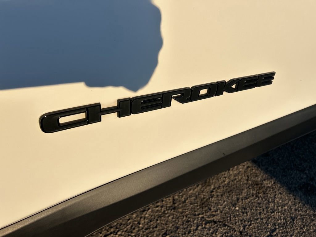 Used 2023 Jeep Cherokee Altitude Lux image 18