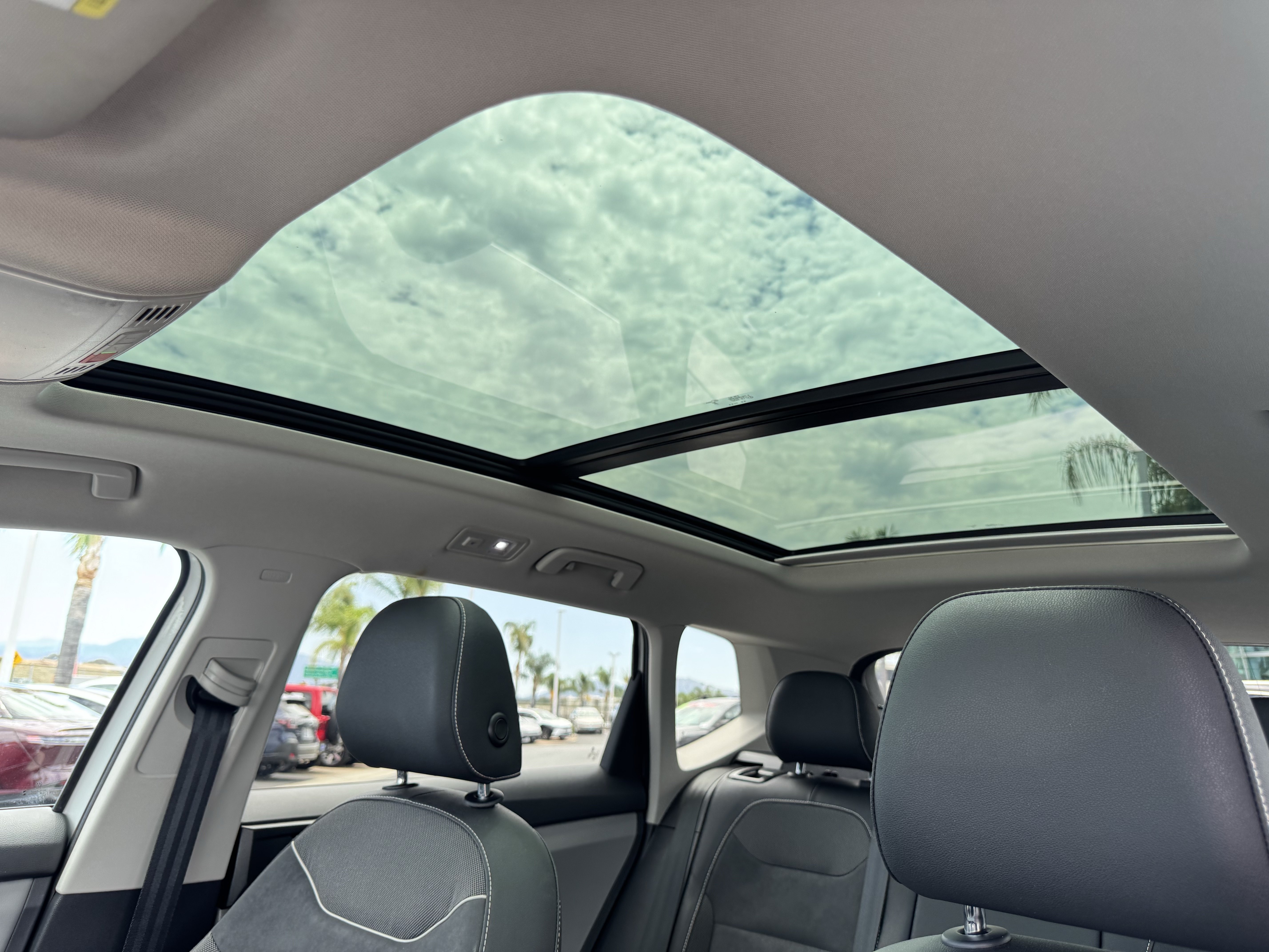 Used 2023 Volkswagen Taos SE w/ Panoramic Sunroof Package FWD image 30