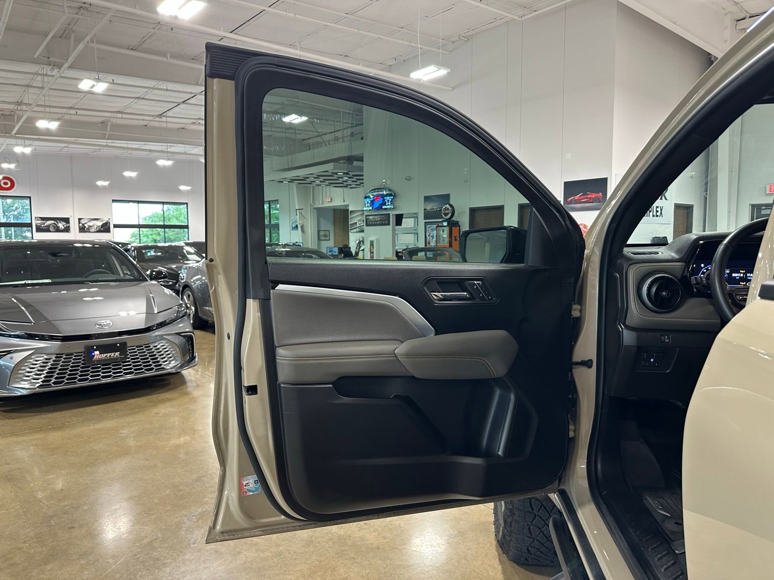 Used 2023 Chevrolet Colorado ZR2 w/ ZR2 Convenience Package III AWD/4WD image 11