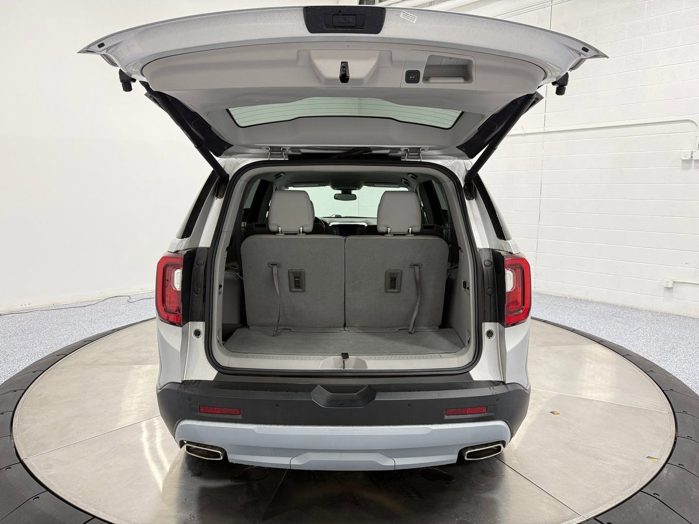 Used 2020 GMC Acadia SLT w/ LPO, Cargo Package image 45