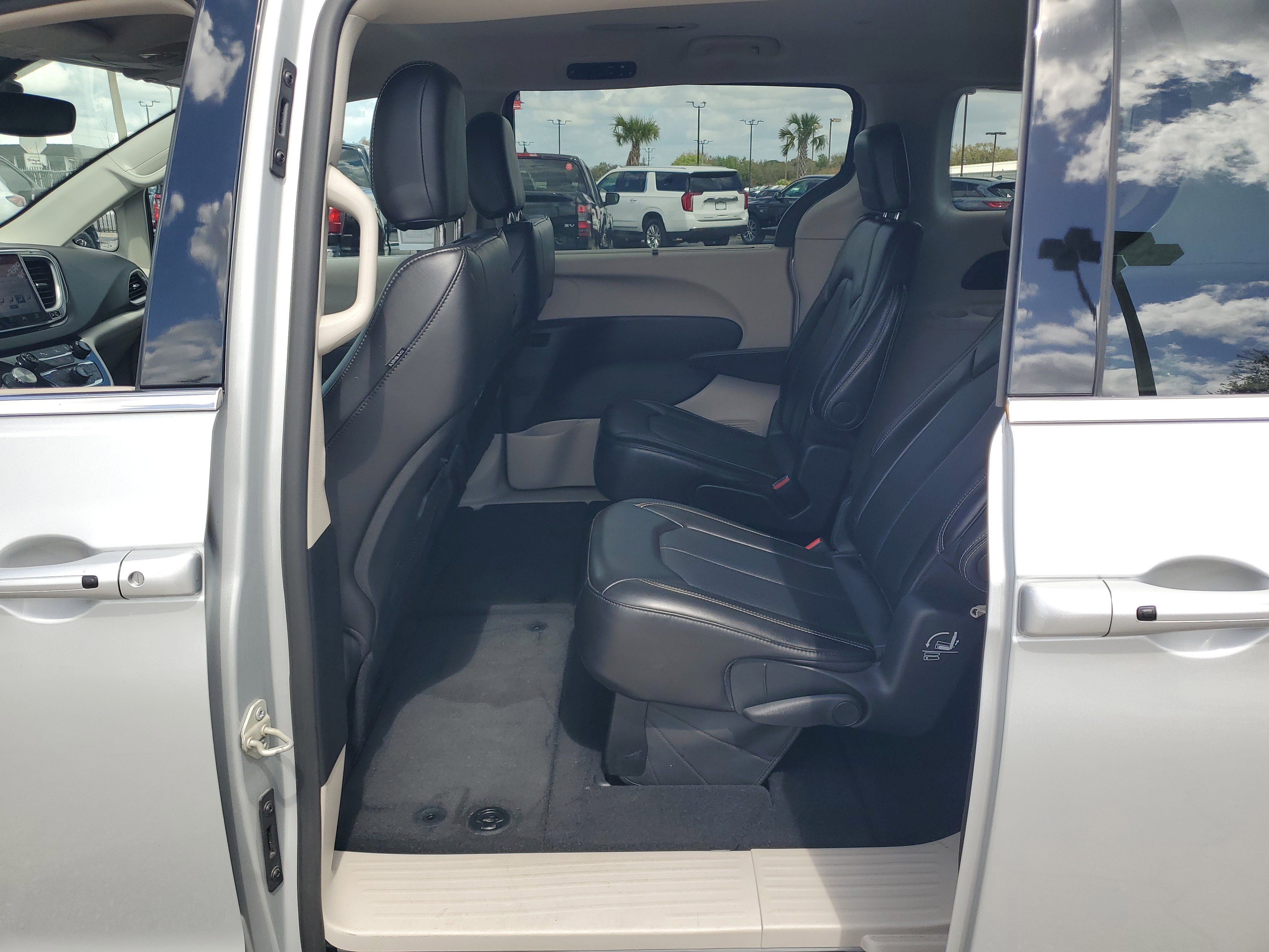 Used 2024 Chrysler Pacifica Touring-L FWD image 13