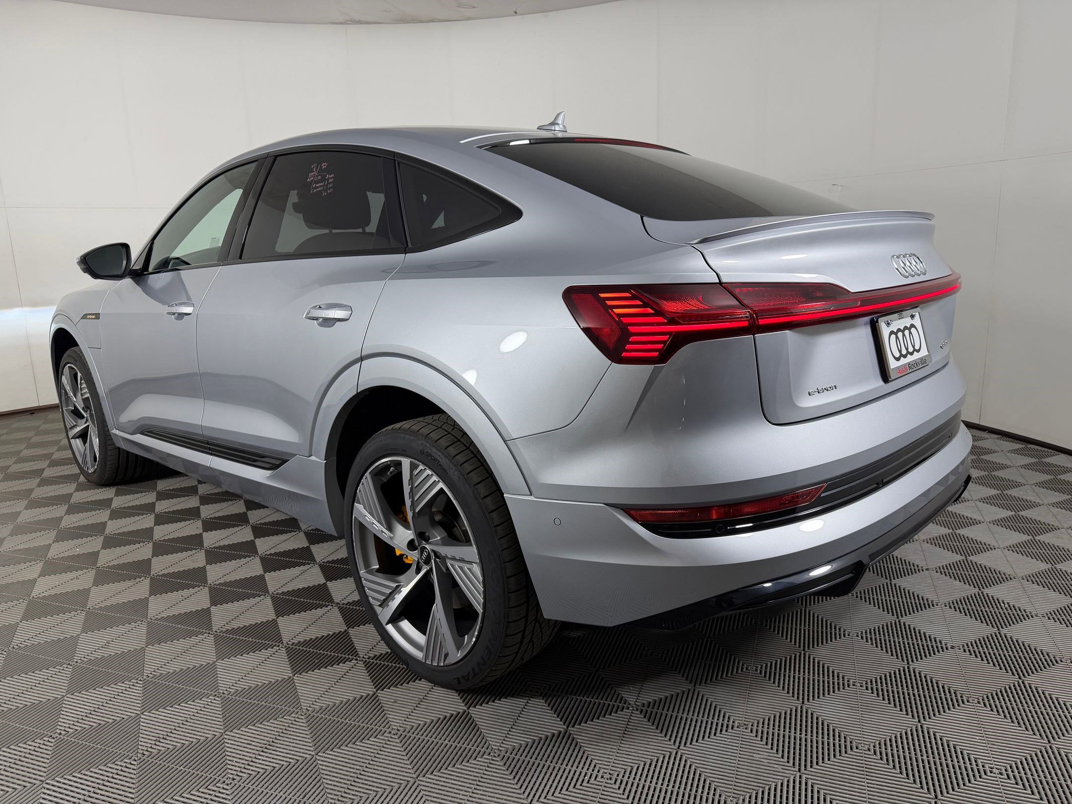 Used 2023 Audi e-tron Prestige w/ Prestige Package AWD/4WD image 3