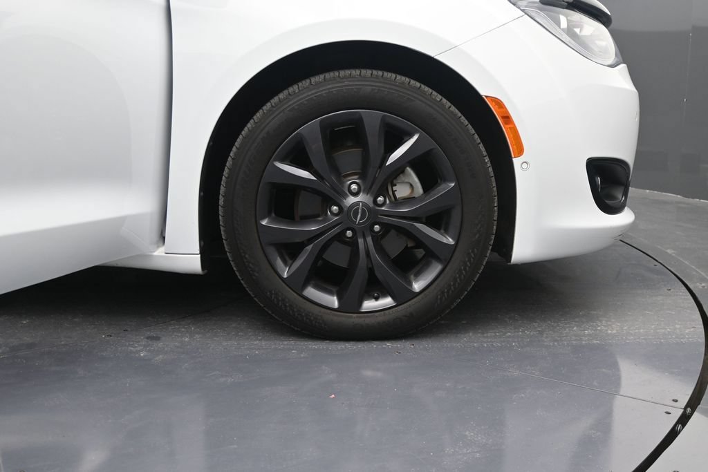 Used 2019 Chrysler Pacifica Touring Plus w/ Advanced Safetytec Group FWD image 37