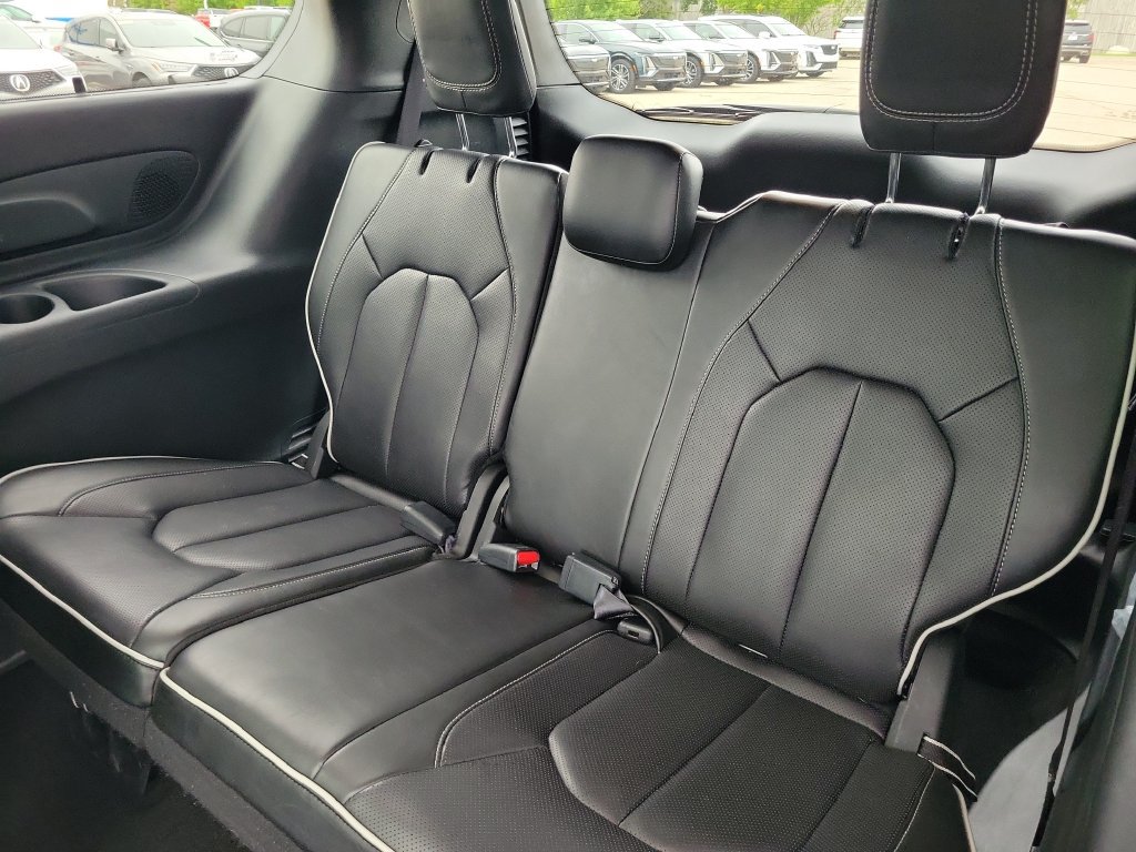 Used 2025 Chrysler Pacifica Limited FWD image 30