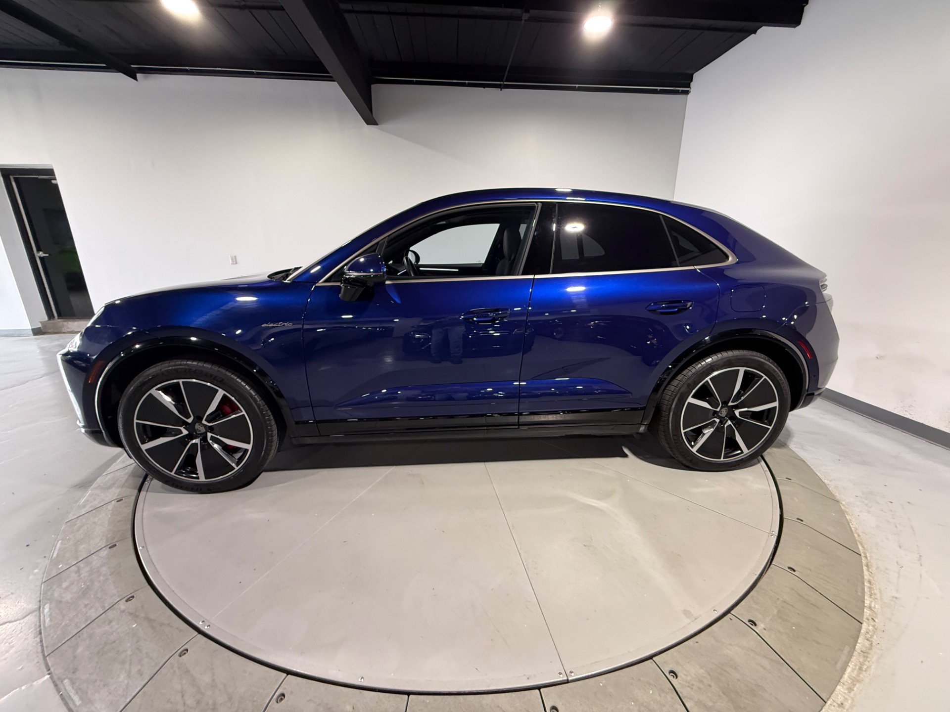 Used 2024 Porsche Macan Turbo Electric AWD/4WD image 5