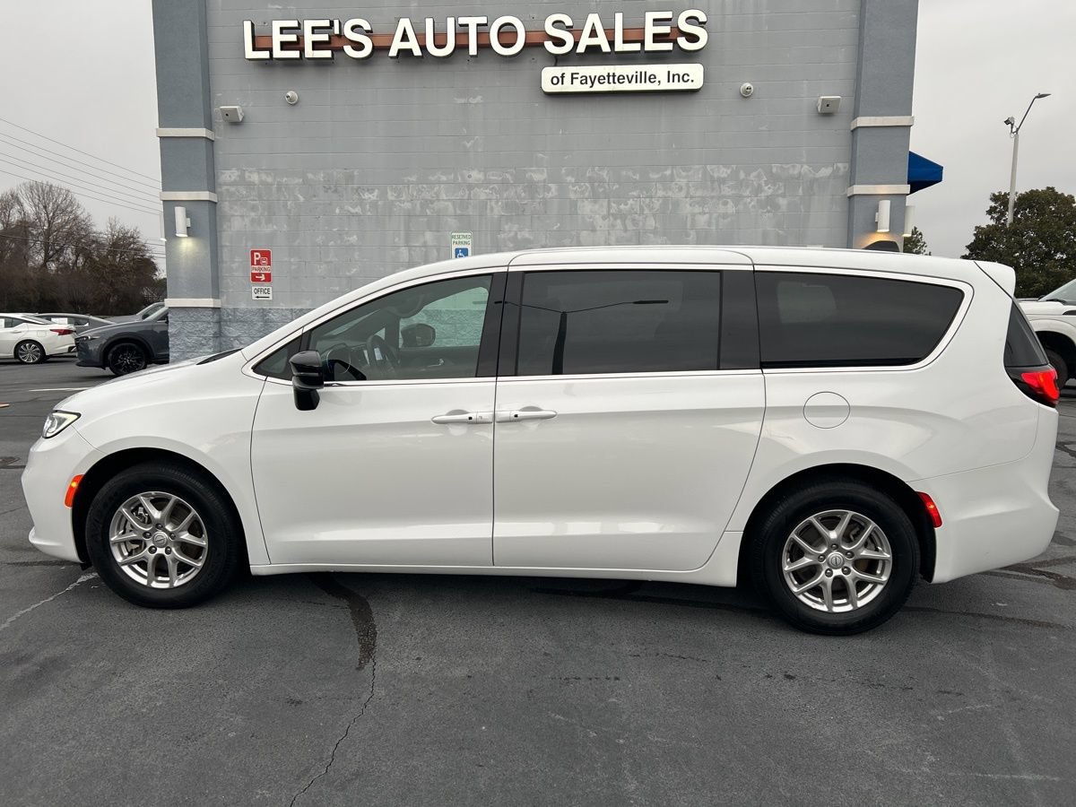 Used 2025 Chrysler Pacifica Select FWD image 4