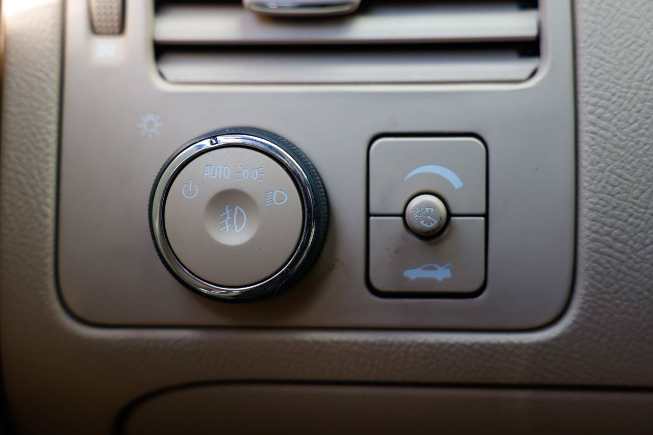 Used 2011 Buick Lucerne CXL FWD image 38