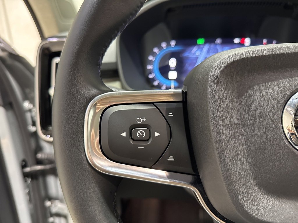 Used 2025 Volvo XC40 B5 Core image 25