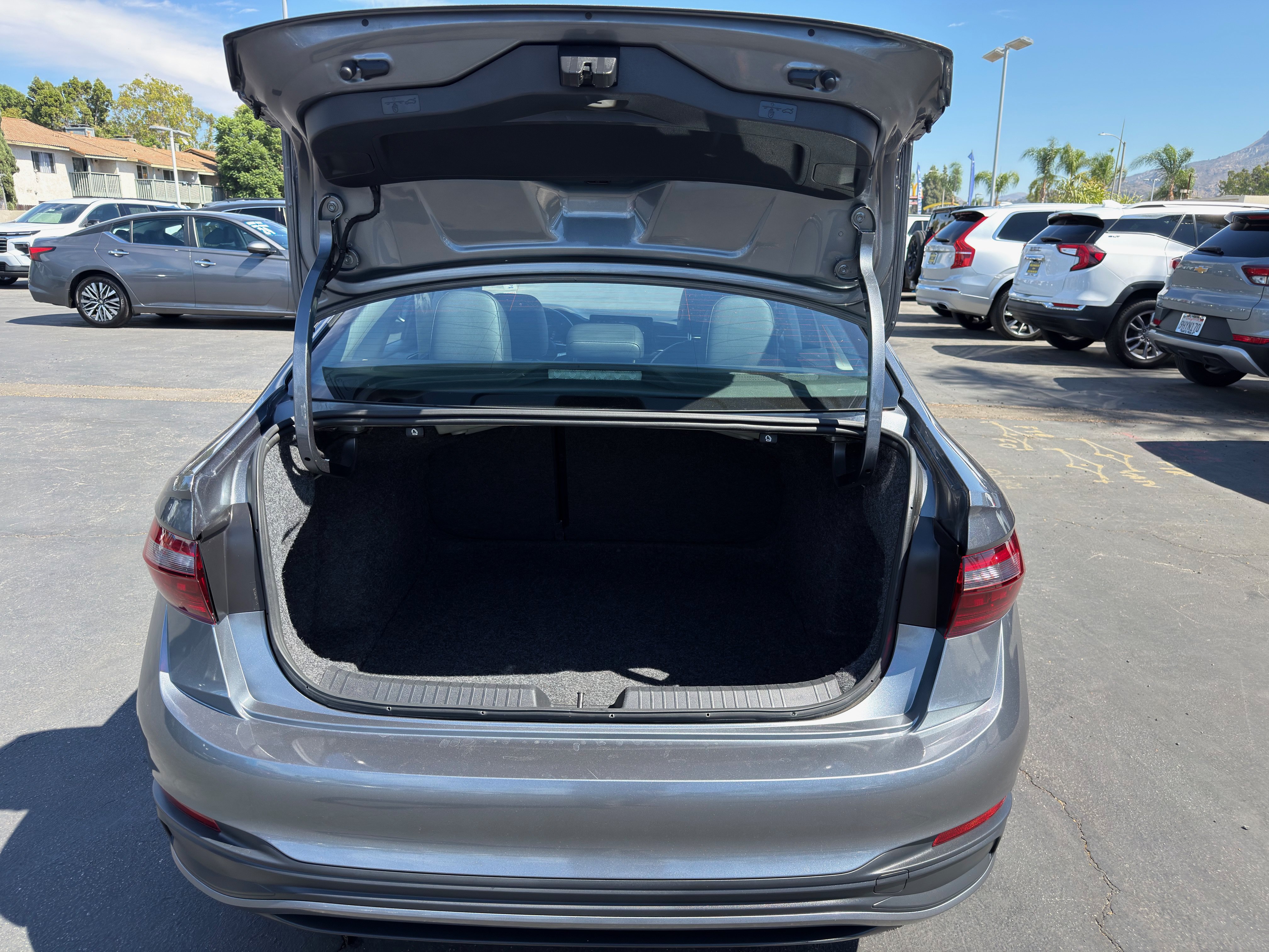 Used 2025 Volkswagen Jetta SE FWD image 14