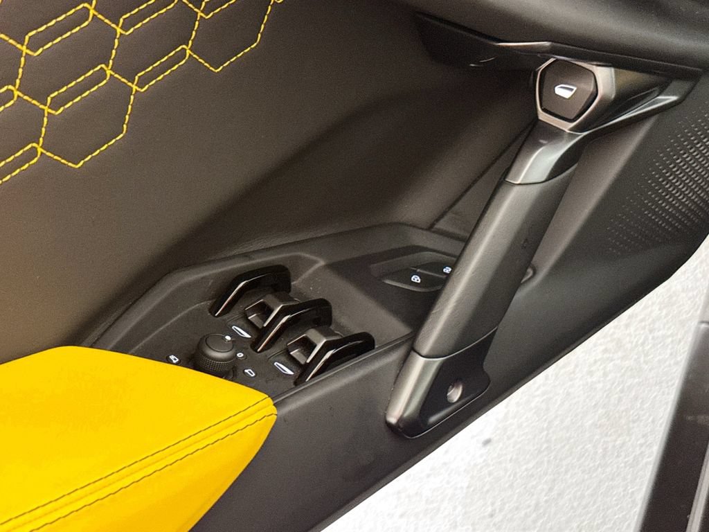 Used 2024 Lamborghini Revuelto AWD/4WD image 18
