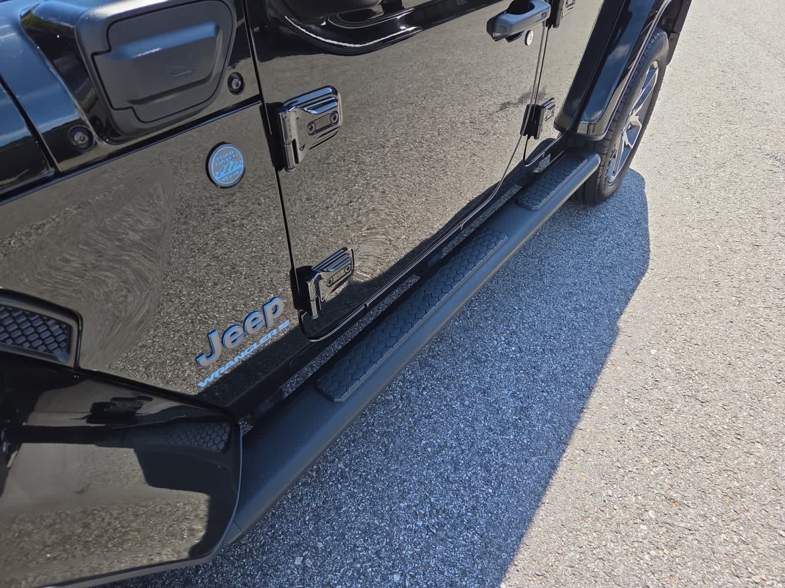 Used 2024 Jeep Wrangler Unlimited w/ Convenience Group AWD/4WD image 23