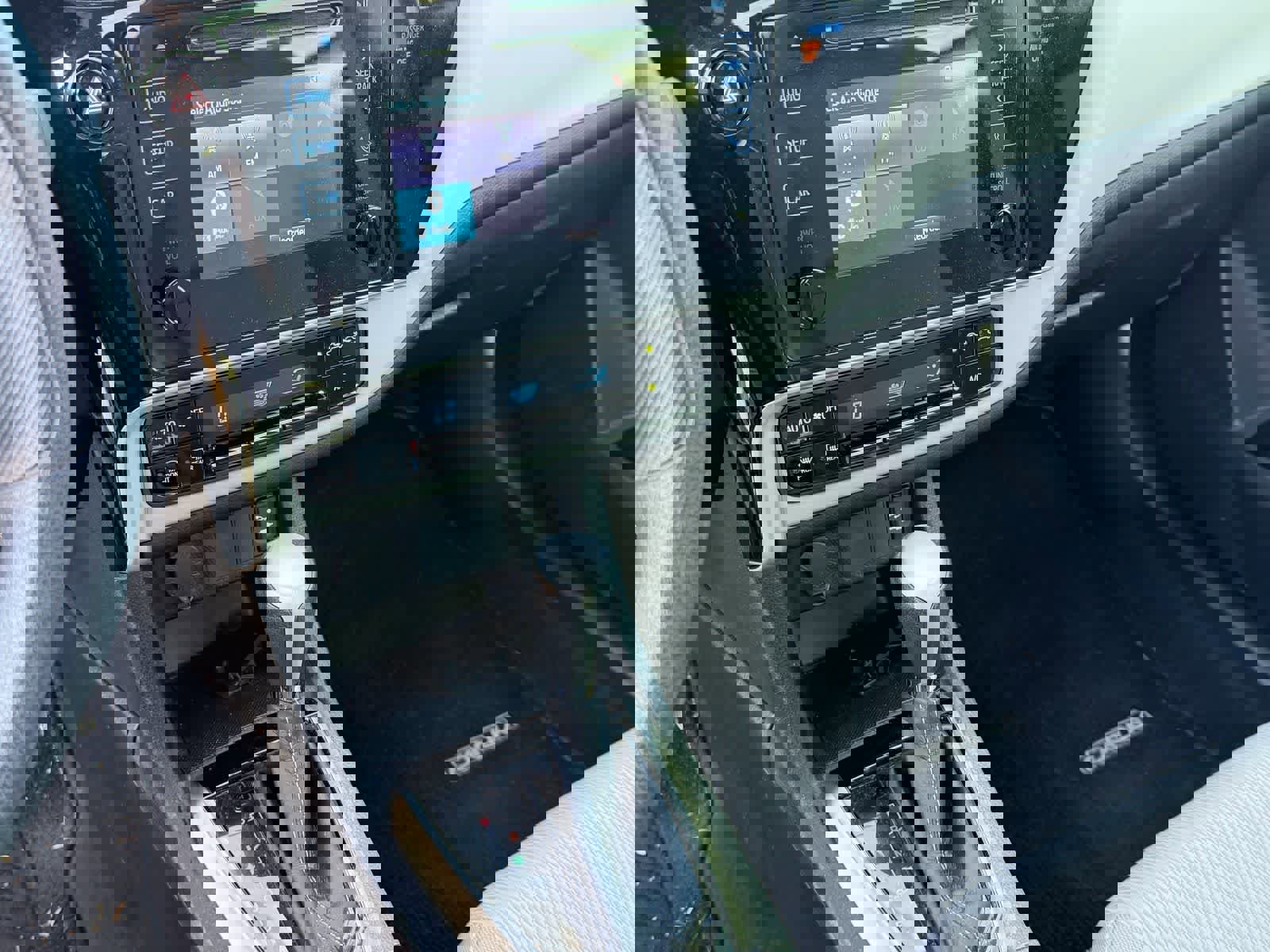 Used 2019 Toyota Corolla LE w/ Carpet Mat Package (TMS) FWD image 9