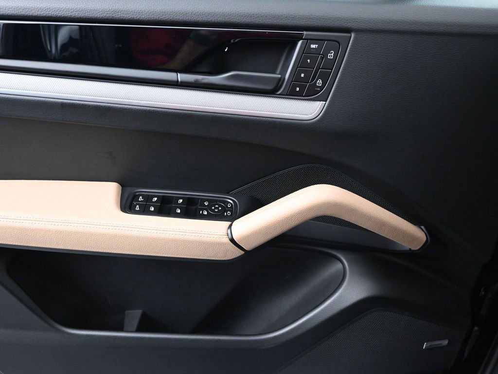 Certified 2024 Porsche Cayenne Coupe image 13