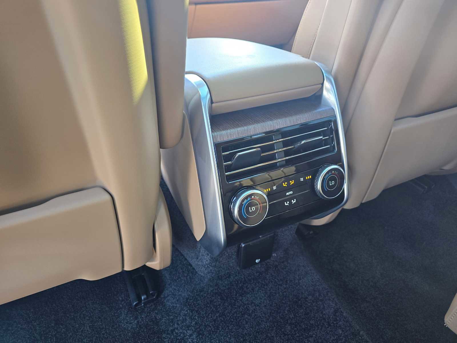New 2025 Land Rover Range Rover Long Wheelbase SE image 23