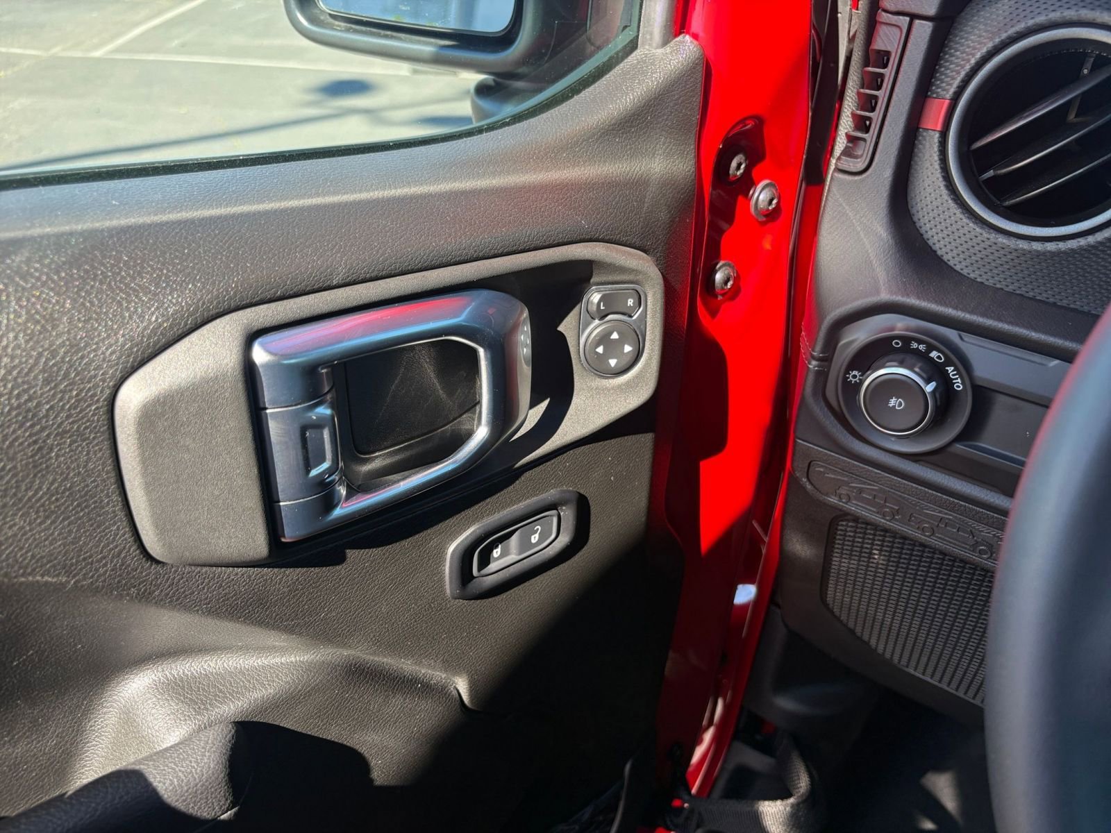 Used 2025 Jeep Wrangler Unlimited Rubicon image 18