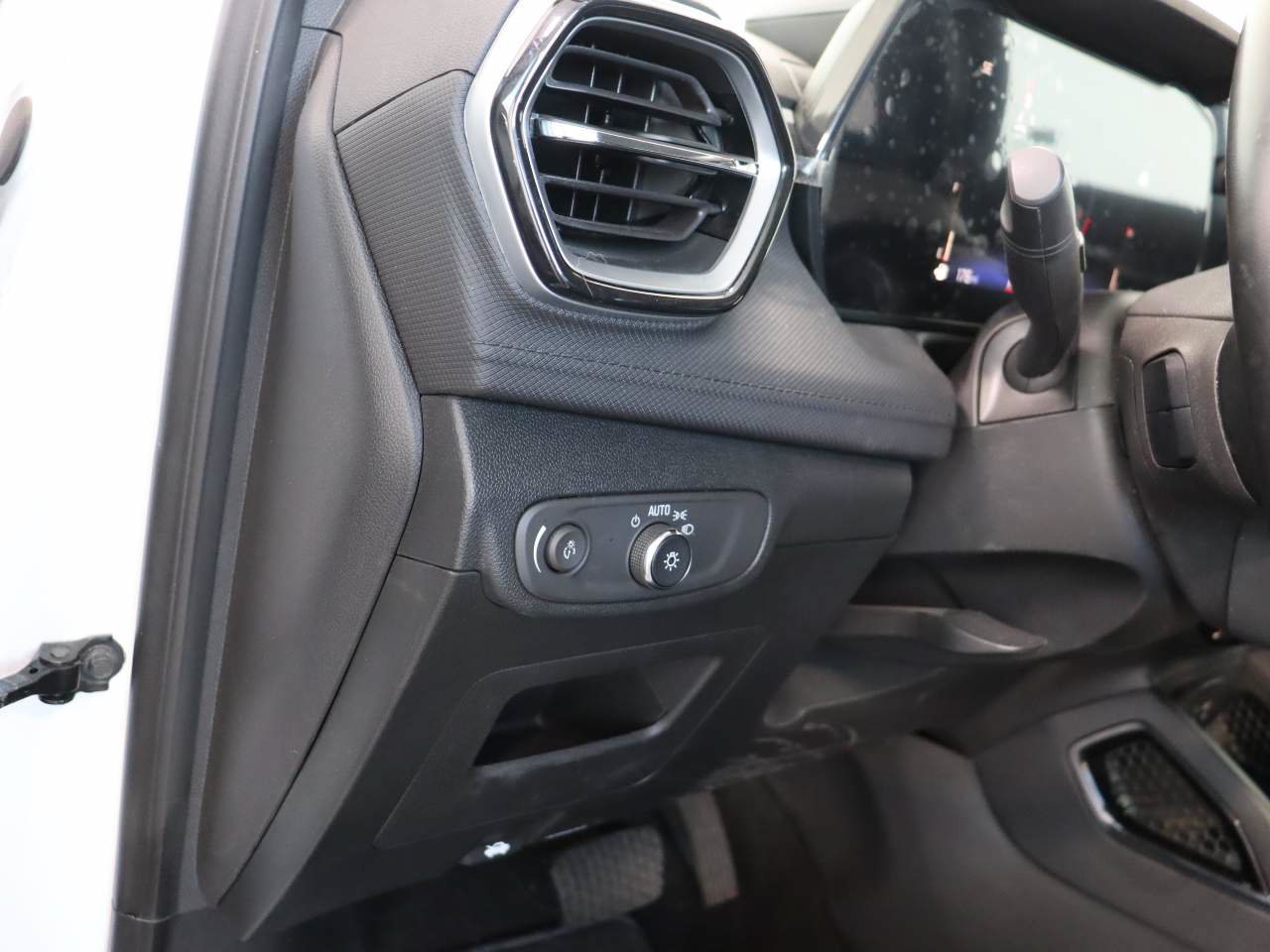 Certified 2024 Chevrolet TrailBlazer LT w/ LT Cold Weather Package FWD image 12