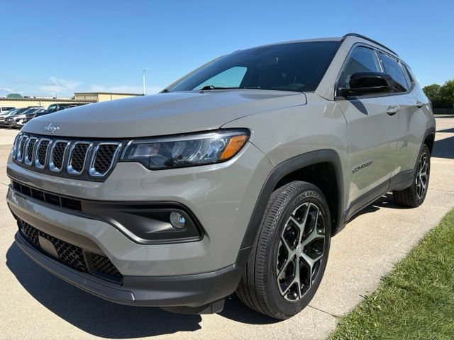 Used 2024 Jeep Compass Latitude AWD/4WD image 8