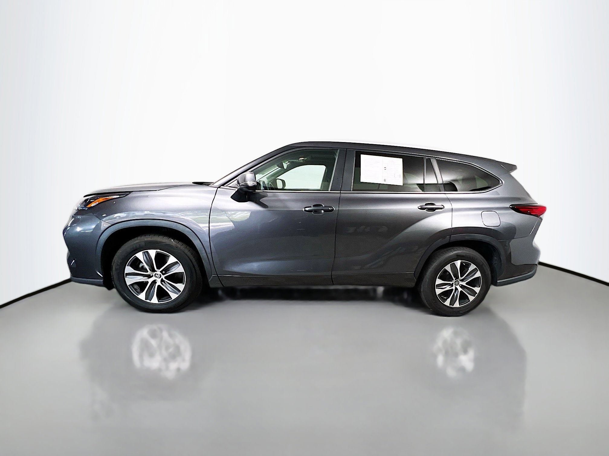 Used 2023 Toyota Highlander XLE image 9