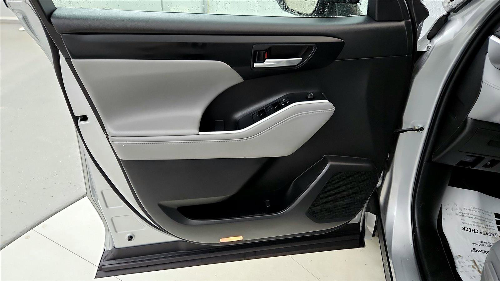 Used 2022 Toyota Highlander XLE image 23