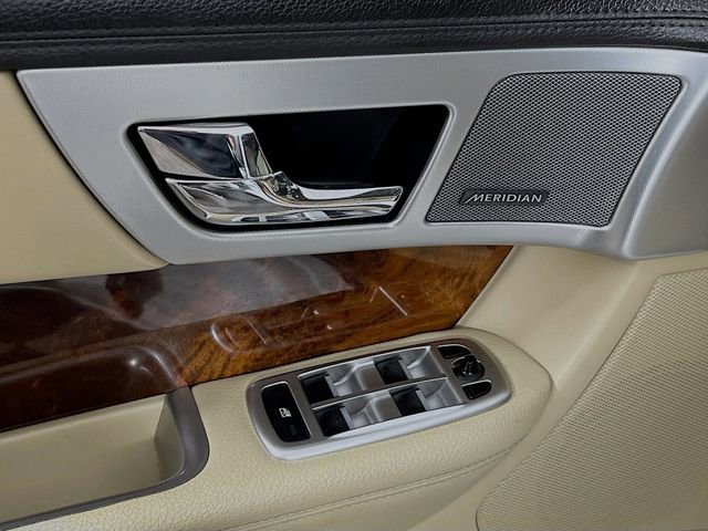 Used 2015 Jaguar XF Premium RWD image 9