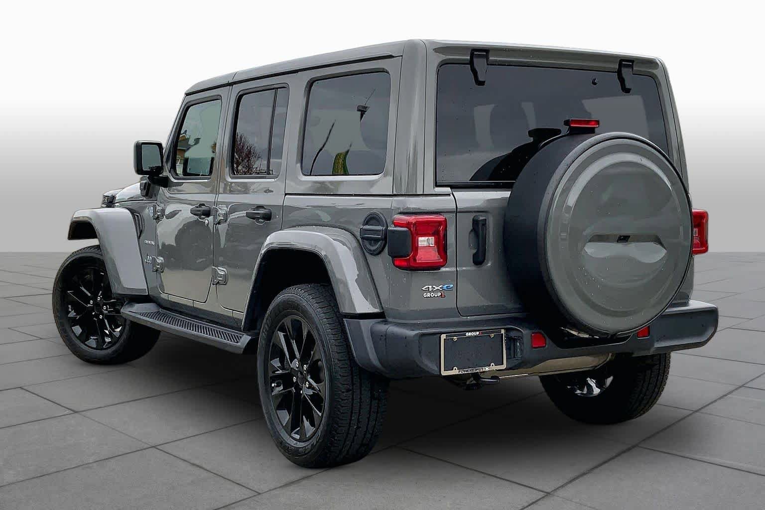Used 2021 Jeep Wrangler Unlimited Sahara w/ Cold Weather Group AWD/4WD image 12
