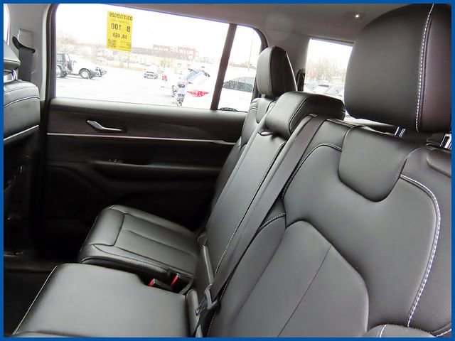 Used 2023 Jeep Grand Cherokee L Limited AWD/4WD image 10