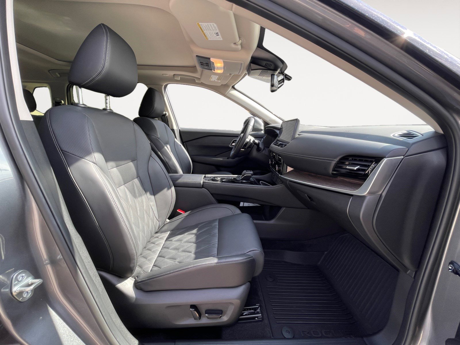 Used 2024 Nissan Rogue Platinum w/ Platinum Premium Package image 15