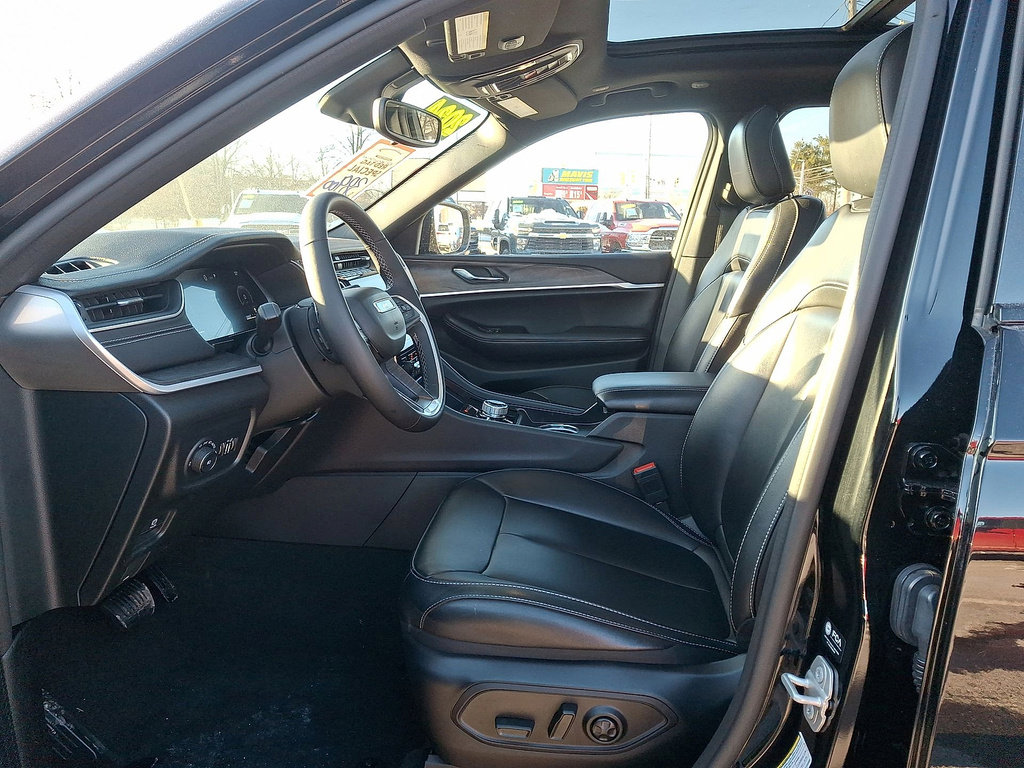 Used 2024 Jeep Grand Cherokee Limited image 11