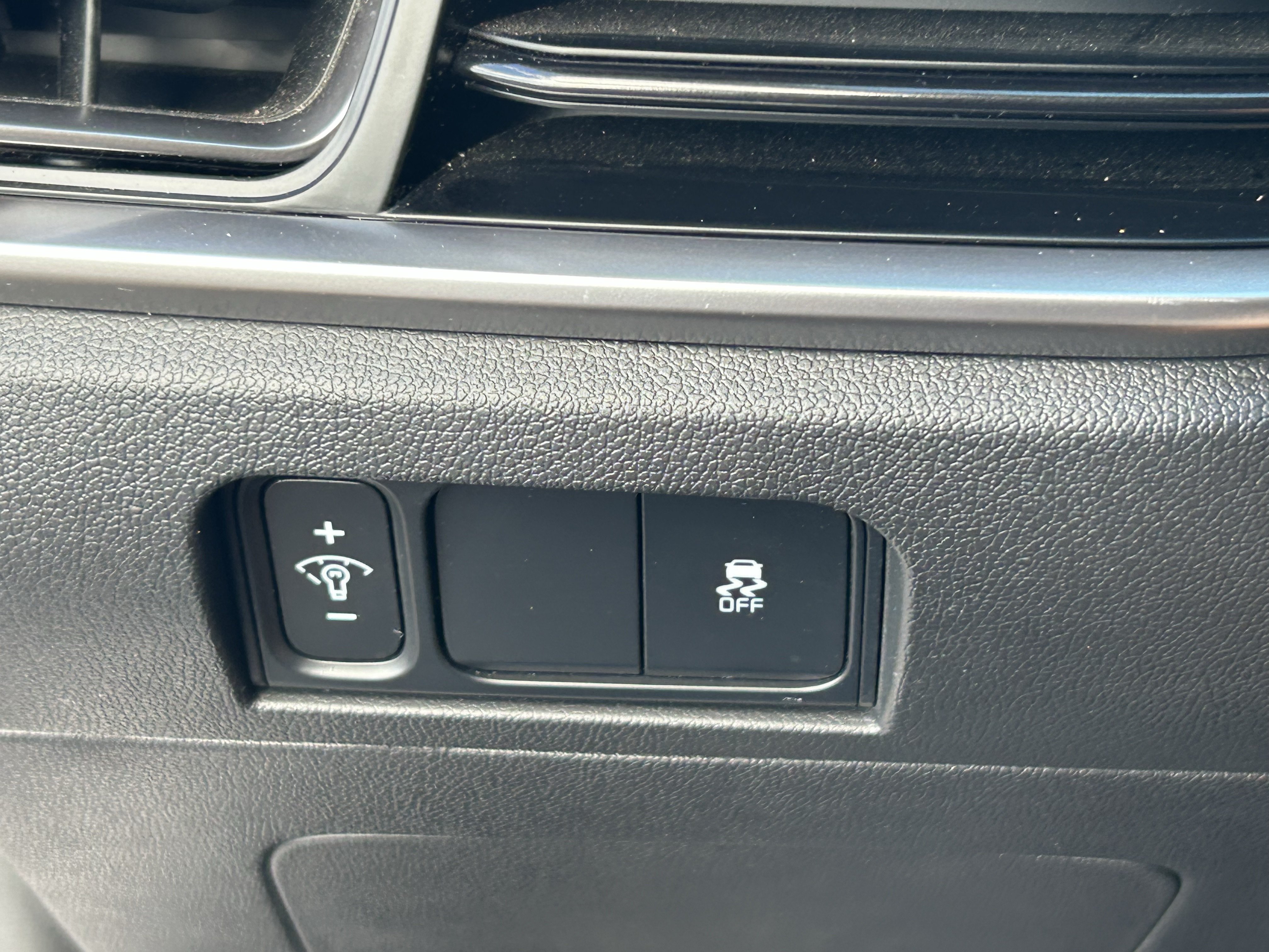 Certified 2025 Kia Sorento LX FWD image 33