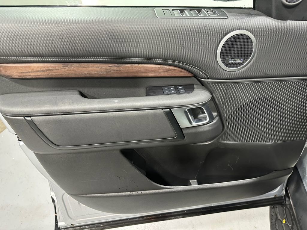 Used 2024 Land Rover Discovery Dynamic SE image 17