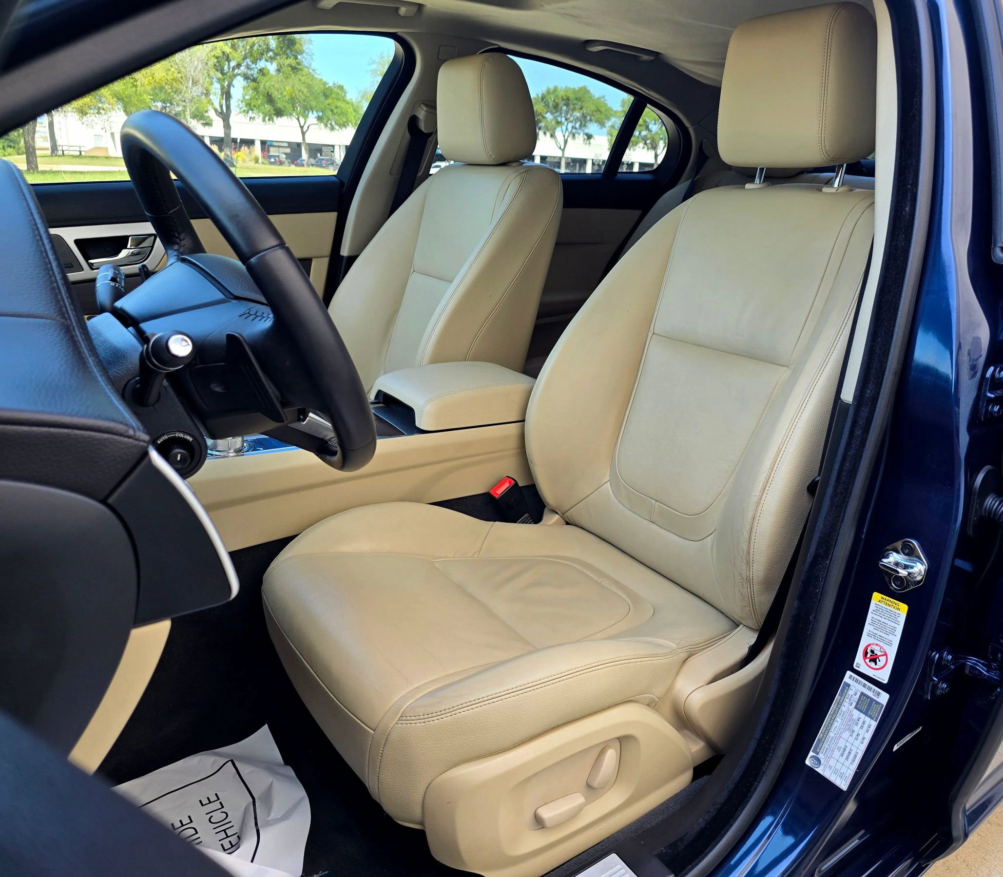 Used 2013 Jaguar XF RWD image 27