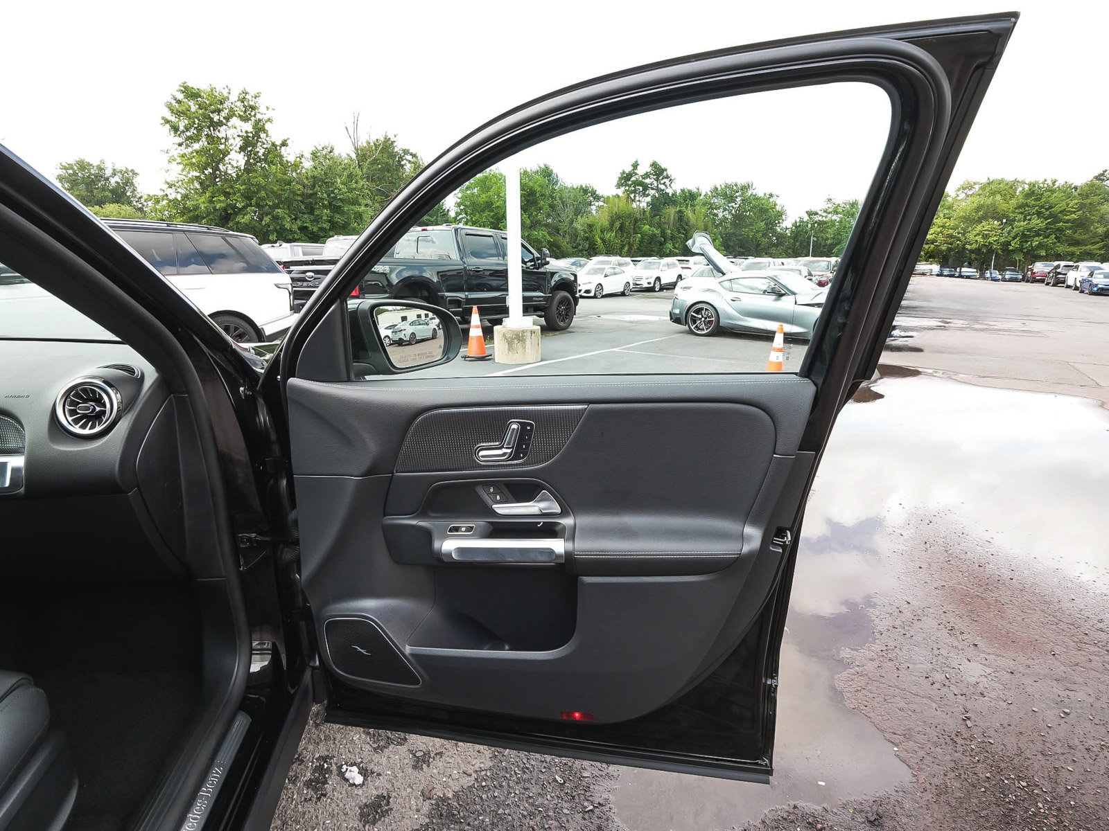 Used 2023 Mercedes-Benz EQB 300 4MATIC w/ Pinnacle Package image 16