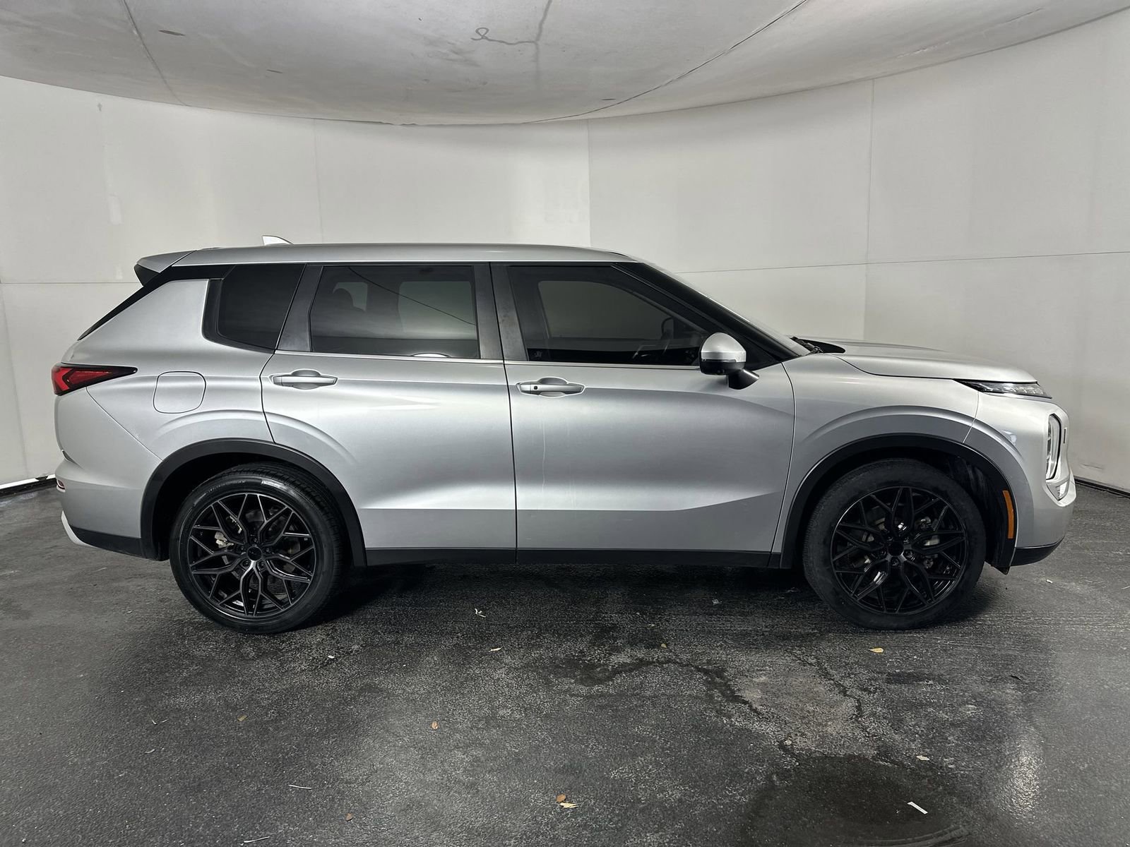 Used 2023 Mitsubishi Outlander SE AWD/4WD image 9