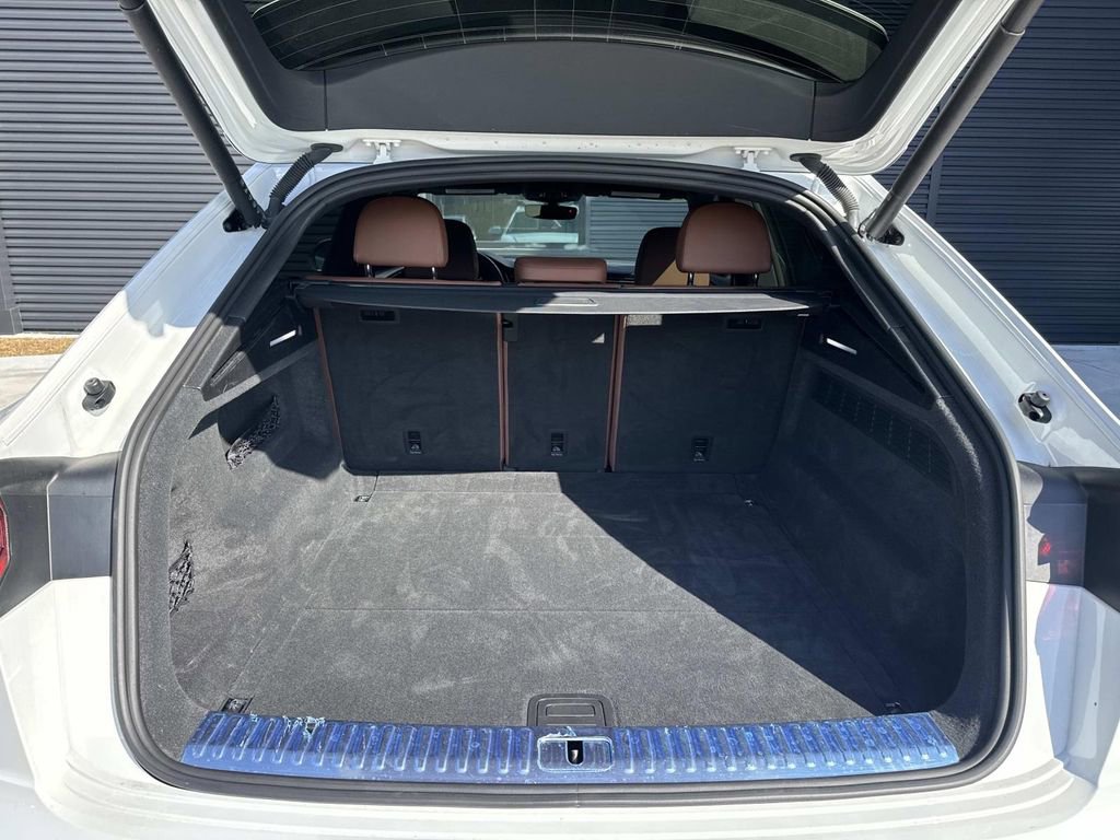 Used 2023 Audi Q8 Premium image 13