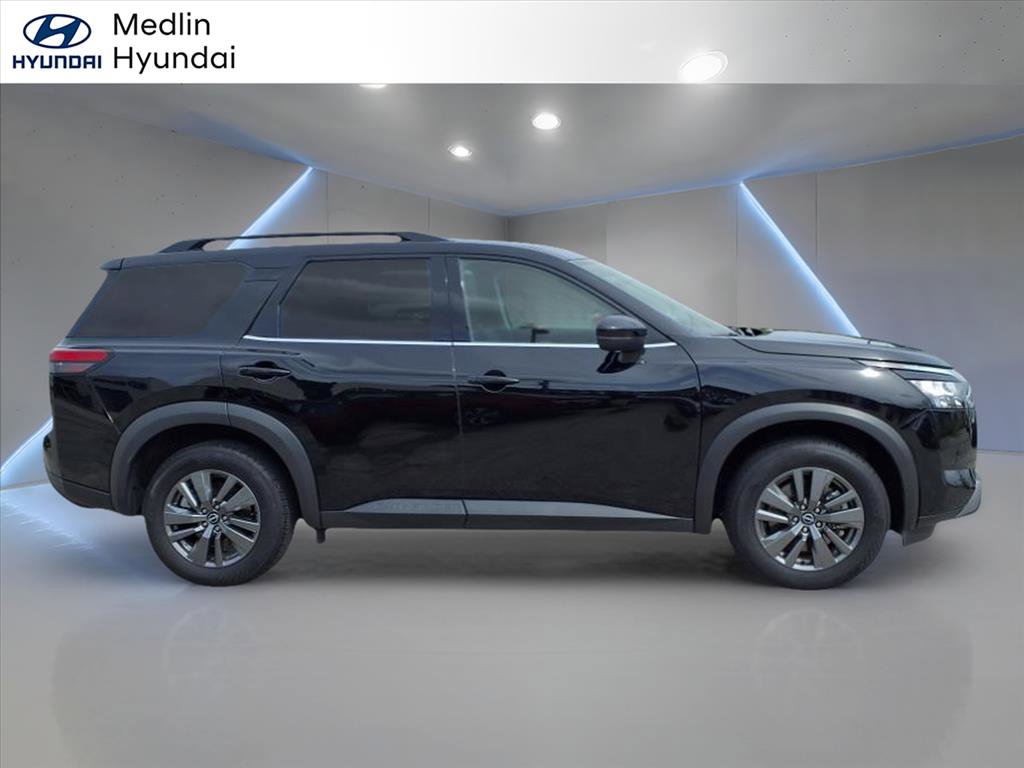 Used 2024 Nissan Pathfinder SV image 2
