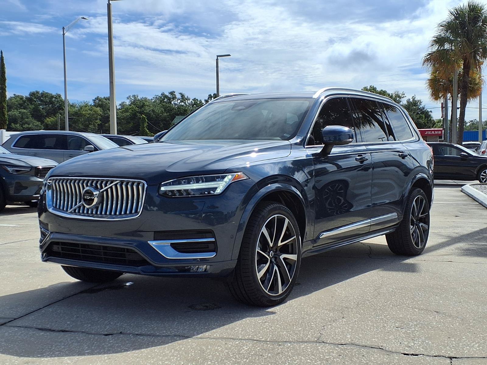 Certified 2023 Volvo XC90 B6 Plus AWD/4WD image 3