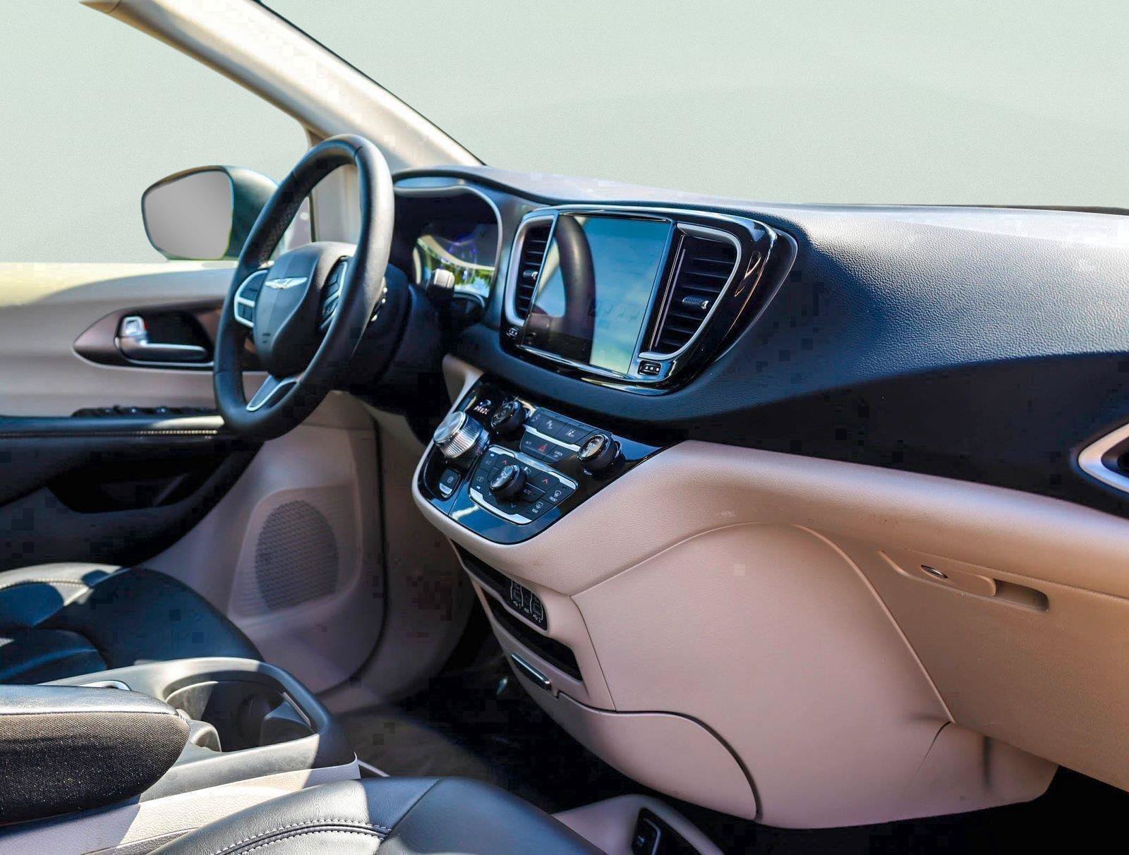 Used 2023 Chrysler Pacifica Touring-L FWD image 10