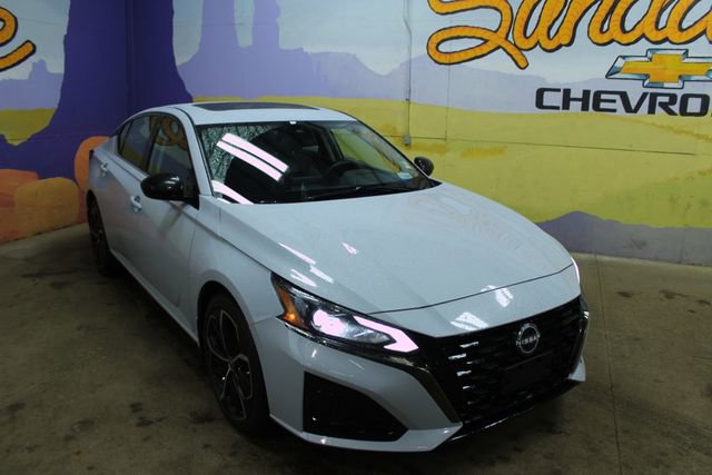 Used 2023 Nissan Altima 2.5 SR image 2